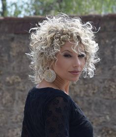 White Hair Curly, Grey Curly Hair, Different Body Types, Timeless Looks, Haircuts For Women Over 50, Beautiful Gray Hair, Gorgeous Hairstyles, Curly Hair Photos, Hairstyles And Haircuts