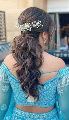 Messy Plaits Hairstyles Indian, Ponytail Hairstyles For Wedding Indian, Pony Hairstyle For Lehenga, Pony Hairstyle On Lehenga, Sangeet Pony Hairstyle, High Pony Hairstyles Wedding Indian, Pony With Saree, Messy Front Hairstyles, Messy Bun On Saree