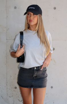 Mini Skirt Outfit Summer Casual, Black Mini Skirt Outfit Summer, Mini Denim Skirt Outfit, Mini Skirts Outfits Summer, Denim Mini Skirt Outfit, Black Denim Skirt Outfit, Black Mini Skirt Outfit, Skirt Outfit Summer, Mini Outfit