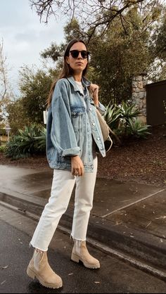 Jean Jacket With White Jeans, 2023 Denim Jacket Outfit, Late Twenties Fashion Outfits, Fall Outfit With Denim Jacket, Style With A Denim Jacket, Autumn 23 Outfits, Flats Jeans Outfit, Street Jeans Outfit, Fall Easy Outfits