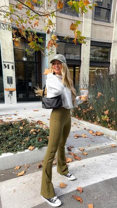 Seattle Casual Outfit, Autumn Outfits California, Sheek Winter Outfits, Fall Into Winter Outfits, Fall Outfits Urban Street Styles, Cold Fair Outfit, Fall Rooftop Outfit, San Fransico Outfit Fall, Winter Fashion Inspo 2023