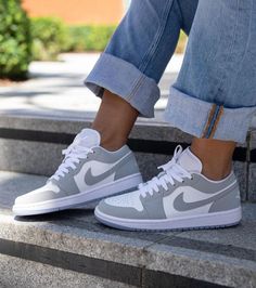 WMNS Air Jordan 1 Low "White / Wolf Grey" Παπούτσια Nike Free, Buty Marki Nike, Nike Shoes Girls, Preppy Shoes, Pretty Shoes Sneakers, All Nike Shoes, Nike Shoes Jordans, Cute Nike Shoes, Cute Nikes