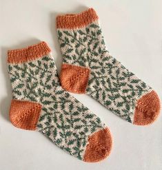 The Flora Socks knitting pattern PDF is only available in English. These socks tie in everything cozy and green about autumn and winter. Knit these handmade socks and have cozy feet and an amazing accessory for your cold wardrobe.  These socks are knitted from the top down on circular needles using the magic loop method. However you can replace this for your preferred technique. The sock used a ribbed cuff, Colourwork leg and foot and shadow wrap heel.  Sizes- S, M, L Finished sock dimensions: Stocking Knitting Pattern, Knitting Pattern Socks, Knitting Socks Patterns, Ribbed Socks Knitting Pattern, Christmas Knits, Colorwork Socks, Knit Socks Pattern Free Beginner