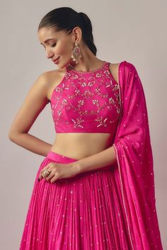 Blouse Back Neck Designs Lehenga, Ajrak Lehenga, Pink Outfits Indian, Halter Neck Lehenga Blouse, Halter Lehenga, Lehenga Blouse Designs Sleeveless, Lehanga Blouses Designs Traditional, Lengha Blouse Design, Chaniyacholi Designer For Wedding