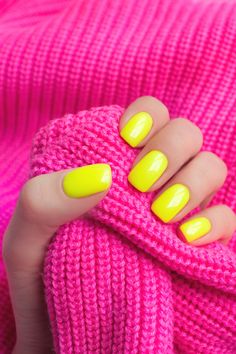 It's time to get involved in 3D nail art and neon yellow. Country Girl Nails, Neon Yellow Nails, Yellow Nail Art, Yellow Nails Design, Nagellack Trends, Nails Nailpolish, Basic Nails, Lemon Pie, Bright Nails