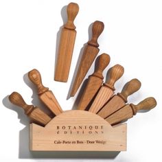 wooden utensils are arranged in the shape of a circle