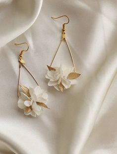 Do you dream of a pair of floral earrings to embellish your evening wear, perfect your wedding outfit or simply offer? Our "Eska" earrings are adorned with white stabilized hydrangea petals and gold leaves. They will sublimate a sober and elegant outfit and immediately give you a boho bride look.Our earrings are mounted on gold-colored pierced ear sleepers but can be adapted into clips on requestDISPONIBLE IN ARGENT ON OUR BOUTIQUE ETSY https://www.etsy.com/fr/shop/LeDahliaNoirBoutique Each jewe Hydrangea Petals, Boho Wedding Earrings, Pierced Ear, Christmas Wedding Gifts, Dream List, Natural Flowers, Mini Earrings, Gold Leaves, Boho Bride