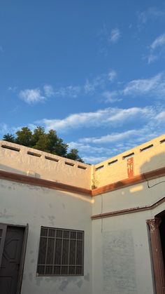 the roof of an old building has been painted white