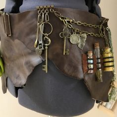 Ren Faire Book Belt, Renfaire Outfit Steampunk, Fancy Goblincore Outfits, Ren Fest Accessories, Ren Faire Witch Accessories, Fantasy Belt Design, Ren Faire Belt Accessories, Mens Ren Faire Outfit Diy