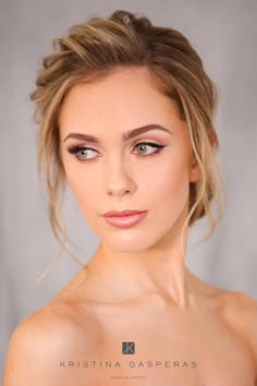 Wedding Makeup Light Pink Lip, Bridesmaid Winged Eyeliner, Wedding Winged Eyeliner, Pale Pink Makeup Natural, Soft Pink Wedding Makeup Natural Looks, Natural Makeup Wedding Green Eyes, Soft Pink Bridesmaid Makeup, Wedding Makeup Summer Brides, Bridal Makeup Airbrush Wedding Day