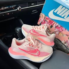 Nike Running Shoes Aesthetic, Cute Running Shoes, Cute Womens Shoes, Trendy Shoes Sneakers, Preppy Shoes, Cute Nike Shoes, Shoe Inspiration, Volleyball Shoes