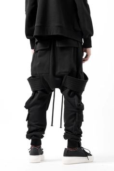 Fitted Winter Cargo Pants With Side Pockets, Combat Style Winter Pants With Cargo Pockets, Winter Combat Pants With Cargo Pockets, Winter Combat Pants With Side Pockets, Baggy Parachute Pants With Side Pockets For Winter, Baggy Winter Cargo Pants With Tapered Leg, Winter Baggy Tapered Cargo Pants, Baggy Combat Cargo Pants For Winter, Winter Utility Fitted Pants