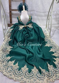 Can Be Customized To Your Liking . Please Feel Free To Contact Us Directly For Further Questions. Thank You ! - Hair Bow Included - Emerald Green And Gold Dress, Kids Birthday Dresses, Green And Gold Dress, Vestido Charro, Green Quinceanera, Green Flower Girl Dresses, Baby Chloe, Long Flower Girl Dresses, Girls Communion Dresses