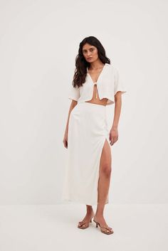 This midi skirt features a linen blend. It has a pencil skirt and a high slit. This midi skirt features a side zipper closure. White Maxi Skirt, White Maxi Skirts, Maxi Rok, Mid Length Skirts, White Maxi, Future Fashion, A Pencil, White Crop Top, Na Kd