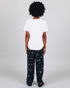 We cant think of a better way than to hang around in these casual and comfortable lounge pants. Perfect for sleeping and lounging in! Pyjama bottoms with a practical elastic waist. Versatile trousers - use them as Pyjama bottoms Lounge trousers Beach trousers Summer trousers These lounge pants for boys and girls has our Moons print. Beach Trousers, Lounge Trousers, Comfortable Lounge, White Pajamas, Summer Trousers, Everyday Pants, Moon Collection, Pyjama Bottoms, Moon Print