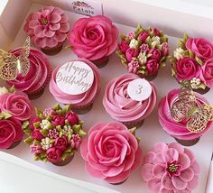 Valentine Flower Cupcakes, 21st Birthday Cupcake Ideas For Her, Red Flower Cupcakes, Rose Themed Cupcakes, Hot Pink Cupcakes Birthday, Pretty Cupcakes Designs, Pink Flower Cupcakes Ideas, Beautiful Cupcakes Birthday, Cupcake Pics