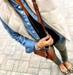 20 Cute And Preppy Date Night Outfit Ideas - Society19 Zapatos Animal Print, Cute Date Night Outfits, Winter Preppy, Olive Pants, Style Winter, Chambray Shirt