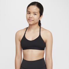 Soft, smooth and snug, our Indy Bra brings you style and comfort. It has 2 removable pads that offer extra coverage when you want it and sweat-wicking fabric that helps keep you cool and dry. Plus, a V-neck design and racerback straps make this a go-to styling piece. Girls Sports Bras, Nike Sports Bra, Sport Bra, Sport Bh, Nike Kids, Nike Pros, Kids Nike, Black Sports Bra, Nike Dri Fit