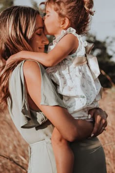 Family photoshoot at sunset in Florida. This golden hour maternity session is a perfect family photo idea. Get ideas for your next maternity photos. Mommy and Me | Pregnancy photos | Pregnancy style | Maternity session | Maternity photography | Maternity outfit for photoshoots | Maternity photos | Maternity pictures | Maternity fashion | Maternity photography ideas | Maternity photo shoot ideas Maternity Photography Poses With Daughter, Maternity Photo Outside, Pregnant Mommy And Me Photo Shoot, Mommy And Me Photo Shoot Maternity, Family Photos With Pregnant Mom, Maternity Mommy And Me, Maternity Pics With Daughter, Mommy And Me Pregnancy Shoot