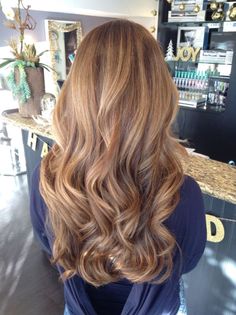 Ladies, it’s now time to try out those hot summer hairstyles you’ve been waiting for! Let loose and spiff up your look with these perfect hairstyles that will give you perfect looking locks! It’s t… Caramel Blonde Hair Color, Caramel Blonde Hair, Caramel Hair, Hair Color Auburn, Auburn Hair, Long Wavy Hair, Hair Color Balayage, Loose Curls