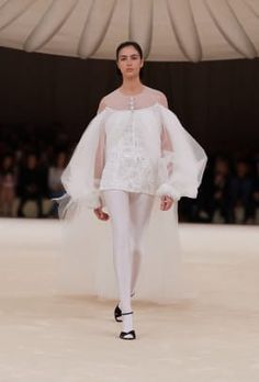 Spring-Summer 2024 Haute Couture Show - Looks | CHANEL French Fashion Designers, Chanel Official, Chanel Official Website, French Fashion, Business Women, Chanel, Spring Summer, Couture