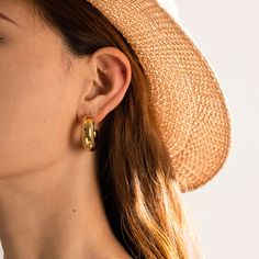 Para un estilo cotidiano con un toque minimalista, los pendientes de aro Victoria son la elección perfecta. Estos aretes son huecos y livianos con un diseño de tubo grueso. Ya sea que te vistas para ir a trabajar o salgas a pasar la noche, estos aros brindan una elegancia atemporal.

 ……………………………….
 DETALLES

 • Materiales: Acero inoxidable, baño de oro de 18k.
 • Diámetro del aro: 25 mm
 • Este producto es hipoalergénico, resistente al agua y al deslustre. Hollow Earrings, Thick Hoop Earrings, Light Weight Jewelry, Basic Jewelry, Waterproof Jewelry, Fashion Jewelry Earrings, Online Earrings, Stainless Steel Earrings, Stylish Jewelry