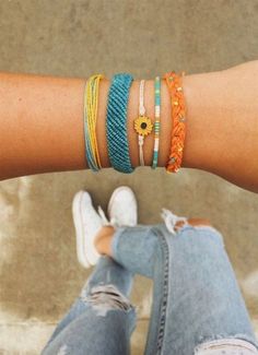 Friendship Bracelets On Wrist, Bracelets On Wrist, Tread Bracelet, Dreaming Outloud, Chevron Friendship Bracelets, Pinterest Jewelry, Travel Girl, Pura Vida Bracelets, Friendship Bracelets Diy