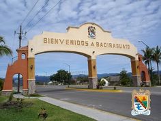 a sign that says bievendos a badiaguado in front of some palm trees