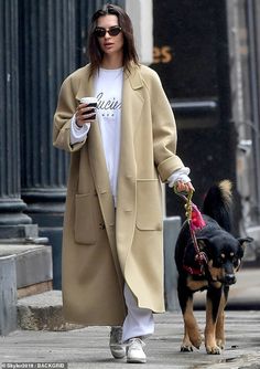 Lucien Nyc, Nyc Sweatshirt, Models Off Duty Style, Over Coat, Nyc Girl, Beige Coat, Looks Street Style