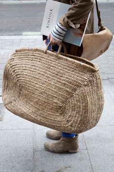 Wicker Decor, Straw Tote, Wicker Basket, Basket Bag, Crochet Bags, 가을 패션, Beautiful Bags, Bago