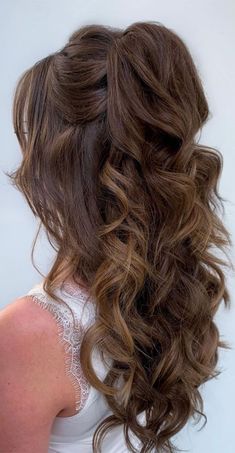 19. Pretty voluminous half up hairstyle When it comes to hairstyling, finding the perfect balance between style and comfort can be a challenge. You want a look that exudes elegance and charm, yet you also crave the ease and relaxation that comes with a more casual hairstyle. #weddinghairideas Half Up Half Down Wavy Wedding Hair, Wedding Hair Bridesmaid Half Up, Halfup Hairstyle Wedding, Formal Curls Long Hair, Curled Half Up Half Down Wedding, Volumous Half Up Half Down Hair, Hair Do Half Up Half Down, Have Up Have Down, Half Way Up Hairstyles Wedding