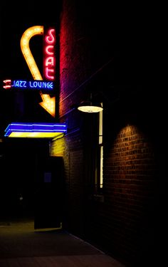 a neon sign on the side of a building that says 2nd street jazz lounge at night