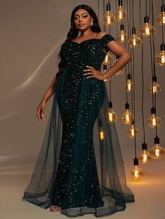 Product Code: FSWD0478P Embellishment: Sequin Fabric: 100% Polyester Back Style: Zipper Up Fully Lined: Yes Built-in Bra: Yes Available Color: Dark green Stretch: Moderate Fits true to size Imported Model Information: Height: 5' 2" Bust: 42'' Waist: 34“ Hips: 47” wearing US size 1X