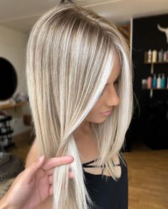 Gorgeous foil highlights on medium straight hair. Looking to add some wow-factor to your hair? Check out these 15 different types of highlights that will make your locks shine! From sun-kissed balayage to bold ombre, we've got all the dimensional hair color inspiration covered. Whether you're a blonde, brunette, or redhead, there's a highlight technique for everyone. Get ready to turn heads and take your hair game to the next level. Don't wait, try a new hair color highlight today! Blonde With Lowlights Underneath, Summer Blonde Hair With Lowlights, Trendy Hairstyles With Bangs, Platinový Blond, Blonde Hair Colour Shades, Ash Blond, Bombshell Hair