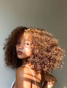 Curly Light Brown Hair Black Women, Dyed Curly Hair Ideas Colour Brown, Light Brown Curly Hair Black Women, Honey Brown Hair Curly, Golden Brown Curly Hair, Honey Brown Curly Hair, Light Brown Curly Hair