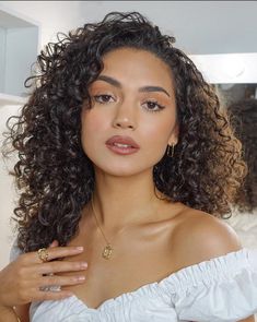 Olivia Calabio, Milkshake Hair, 3a Curly Hair, Hairstyle Highlights, 3a Curls, Medium Curly Haircuts, 3b Hair, Dress Rich, Look Rich