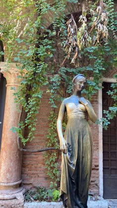 A bronze statue of Shakespeare's Juliet in the inside hall of Giulietta's house - museum. Verona Juliet House, Verona Italy Romeo And Juliet, Verona Italy Aesthetic Romeo And Juliet, Letters To Juliet Aesthetic, Verona Romeo And Juliet, Romeo And Juliet Balcony, Juliet Aesthetic, Letters To Juliet, Romeo Und Julia