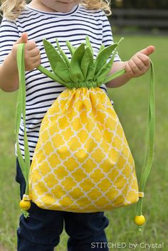 Handi-Sack. Könnte Kinder Tasche bedrucken lassen und Filzgrün hinjähen . Plus Gummizug Pineapple Crafts, Diy Pineapple, Diy Backpack, Creation Couture, Diy Couture, Learn To Sew, Sewing For Kids, Sewing Bag