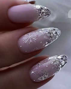 Christmas Silver Nails, Nagel Design Winter, Silver Christmas Nail Designs, Nails Christmas 2022, Christmas Nails Design Elegant, Xmas Nails Acrylic, Nail Designs Xmas, Coffin Nails Christmas, Christmas Nails Elegant