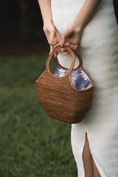 The Sanibel Bag is carefully and consciously handwoven by artisans in Bali, Indonesia using local and sustainable materials. No two bags are alike. Each bag is lined with a unique batik-patterned fabric. Body: organic ata grass Interior: lined with organic 100% cotton colorful batik-patterned fabric Large handles for easy carry Drawstring top-close Dimensions Top length = 33cm / 11in Bottom length = 18cm / 7in Width = 18cm / 7in Height = 33cm / 13in Grass Interior, Drawstring Top, Protective Packaging, Patterned Fabric, Sustainable Materials, Gift Item, Batik, Bali, Hand Weaving