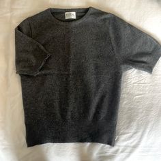 Worn Once Fitted Short Sleeve Cashmere Tops, Classic Gray Cashmere Tops, Gray Cashmere Tops For Layering, Gray Cashmere Tops For Fall, Fall Gray Cashmere Tops, Sweaters Cropped, Sweater Crop, Short Sleeve Sweater, Short Sleeved Sweaters