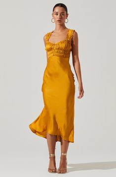 Yellow Sweetheart Neck Dress - This dress is bold Summer Cocktail Attire, Midi Dress Wedding, Fitted Midi Skirt, Dress Code Wedding, Yellow Bridesmaid Dresses, Summer Wedding Guests, Yellow Midi Dress, Guest Attire, Wedding Attire Guest