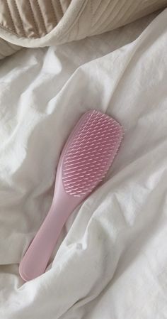 tangle teezer on the bed Wet Brush Aesthetic, Pink Tangle Teezer, Tangle Teezer Brush Aesthetic, Tangle Teezer Aesthetic, Aesthetic Hair Brush, Hair Brush Aesthetic, Tangle Teezer Brush, Pink Hair Brush, Best Hair Brush