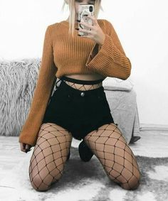 Look Grunge, Goth Outfit, Elegante Casual, Punk Outfits, Fishnet Stockings, Alternative Outfits, Grunge Style, Edgy Outfits, Mode Vintage