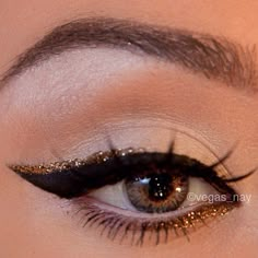 Extreme Make-up, Eyeliner Ideas, Nye Makeup, Gold Eyeliner, Eye Glitter, Concert Makeup, Gold Liner, Inspo Makeup, Beauty Corner