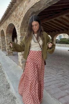 Colourful Chic Outfits, Fall Outfit Skirt, Layered Skirt Outfit, Mass Outfit, Hailey Style, Blundstone Style, Happy Threads, Boston Outfits, Skirt Outfit Fall