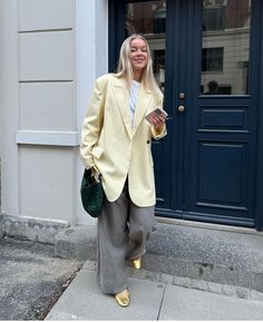 Row Aesthetic, Yellow Blazer Outfit, Simple Work Outfits, Summer Fashion Accessories, Yellow Blazer, Glad Rags, Girly Style, Butter Yellow, Gray Pants