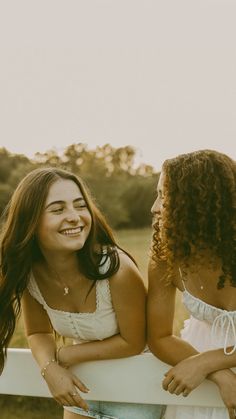 3 Sister Pictures Poses, Twin Photoshoot Ideas Sisters, Twin Sister Photoshoot, Sibling Poses Photography, Sister Photoshoot Ideas, Sister Picture Poses, Sister Photo Shoot