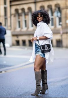 Denim And White Outfits Party, Denim And White Outfits, Shorts Outfits Denim, Casual Denim Shorts Outfit, Denim Shorts Outfit Ideas, Denim Short Outfits, Denim Shorts Outfits, Denim Shorts Outfit Summer, Shorts Outfit Casual