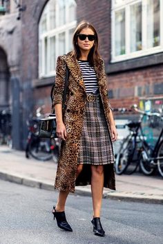 Copenhagen Fashion Week Street Style, Mode Tips, Walking Down The Street, Street Style 2017, Mens Fashion Edgy, Copenhagen Style, Copenhagen Fashion Week